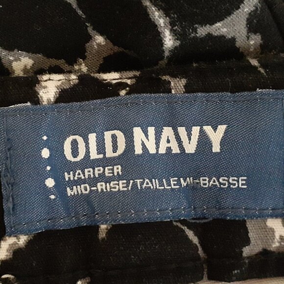 Old NAVY "Harper" Mid-Rise Cropped Animal Print Pull-On Pants; Size 8 - Picture 3 of 4